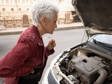 Ein frustrierter Blick in das Autoinnere bewegt Sie Motorschaden Ankauf Dietzenbach anzurufen